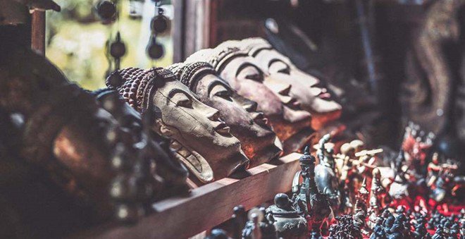 Đến với hồ Inle, bạn sẽ bị cuốn hút vào cuộc sống của người Intha, các làng nghề thủ công, những phiên chợ nổi trên sông đầy ắp những sắc màu cuộc sống, thăm tu viện Nga Phe Kyaung nổi tiếng. Và tìm hiểu cuộc sống của nhiều dân tộc khác như người Shan, Pa -O, Danu, Taung-yo và Kayah ở các làng lân cận. Đến với hồ Inle, bạn sẽ bị cuốn hút vào cuộc sống của người Intha, các làng nghề thủ công, những phiên chợ nổi trên sông đầy ắp những sắc màu cuộc sống, thăm tu viện Nga Phe Kyaung nổi tiếng. Và tìm hiểu cuộc sống của nhiều dân tộc khác như người Shan, Pa -O, Danu, Taung-yo và Kayah ở các làng lân cận.